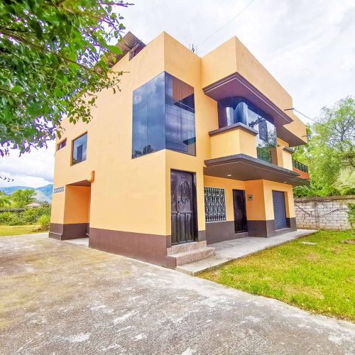 Doble Oportunidad: La casa cuenta con 2 departamentos, cada uno con 3 habitaciones