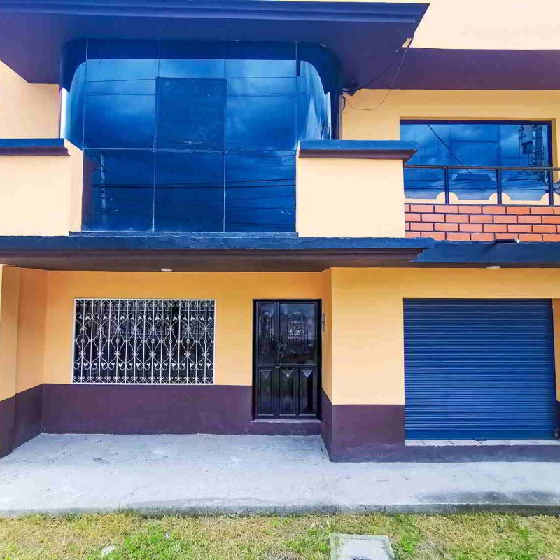 Doble Oportunidad: La casa cuenta con 2 departamentos, cada uno con 3 habitaciones