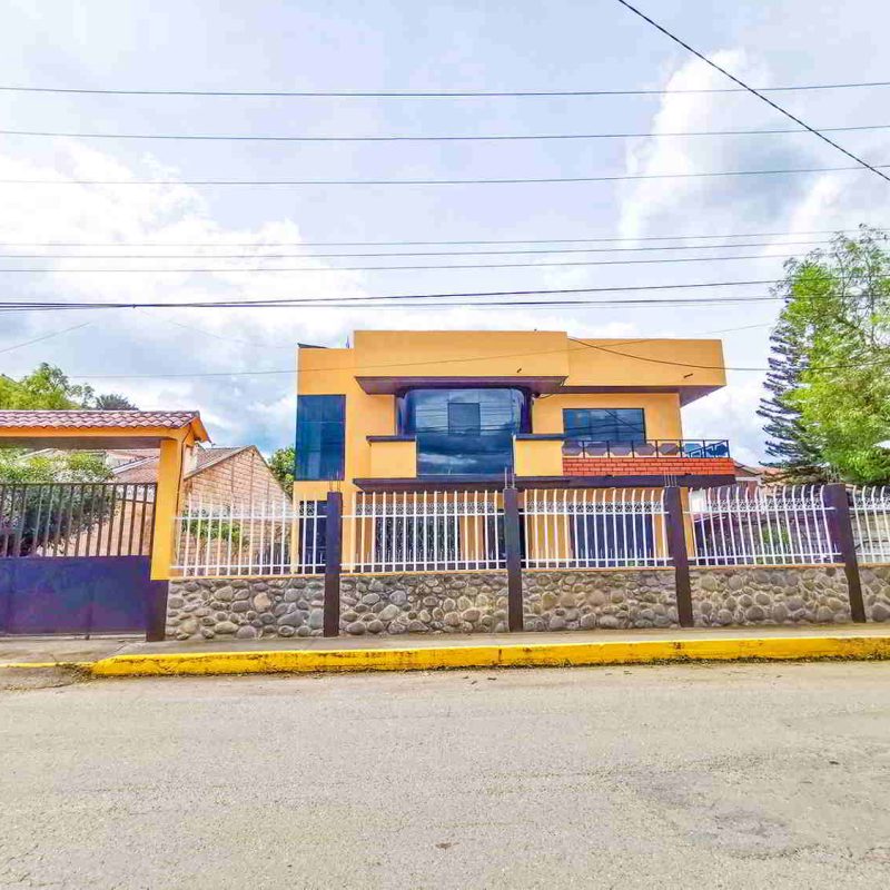 :¡La oportunidad de tus sueños te espera hoy mismo! Este terreno completamente
plano, situado junto a la Avenida Luis Enrique Vásquez, es un verdadero tesoro que no querrás
dejar pasar. Además, incluye una casa con 2 departamentos en excelente estado de
conservación y una casa tipo media agua con todos los servicios básicos. ¡Es el lugar ideal para
crear una propiedad horizontal o para cualquier proyecto que puedas imaginar
