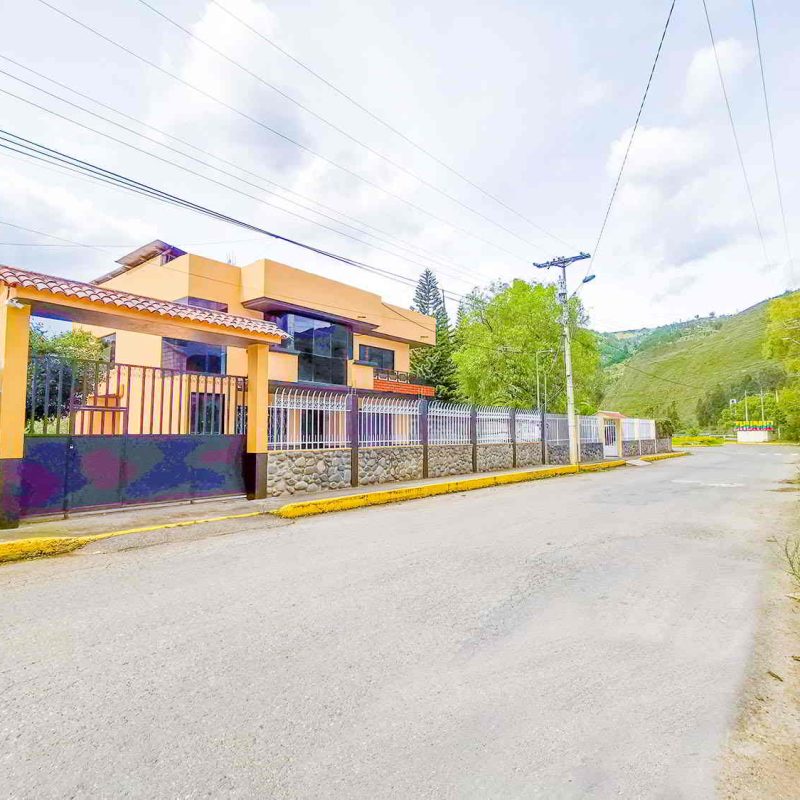 :¡La oportunidad de tus sueños te espera hoy mismo! Este terreno completamente
plano, situado junto a la Avenida Luis Enrique Vásquez, es un verdadero tesoro que no querrás
dejar pasar. Además, incluye una casa con 2 departamentos en excelente estado de
conservación y una casa tipo media agua con todos los servicios básicos. ¡Es el lugar ideal para
crear una propiedad horizontal o para cualquier proyecto que puedas imaginar